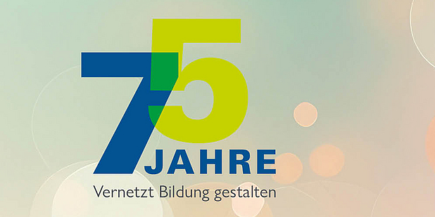 Das Bild zeigt die Zahl "75" in großen, bunten Ziffern, gefolgt von dem Wort "JAHRE" in blauer Schrift. Darunter steht der Slogan "Vernetzt Bildung gestalten". Der Hintergrund hat sanfte Farbverläufe und runde Lichtpunkte.